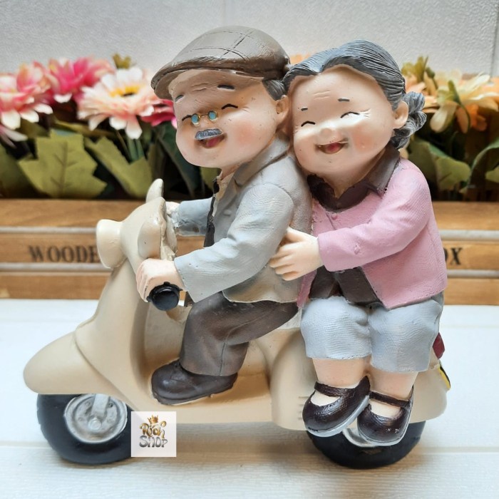 Pajangan Patung Kakek Nenek Vespa /Homedecor Kakek Nenek - Mobil