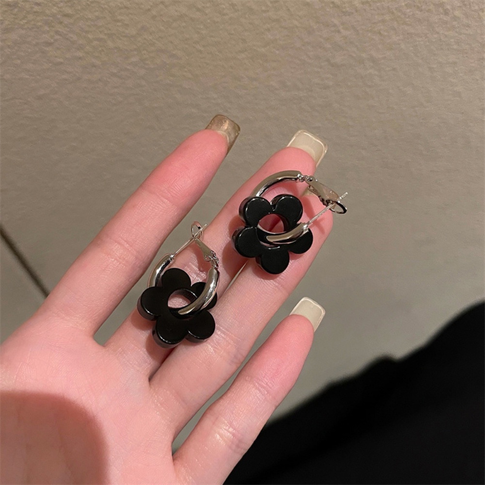 French Retro Hepburn Style Black Flower Earrings Sweet Cool Metal Earrings Ins Anting Angin Untuk Gadis Untuk Mengirim Hadiah Pacar Perhiasan Permen