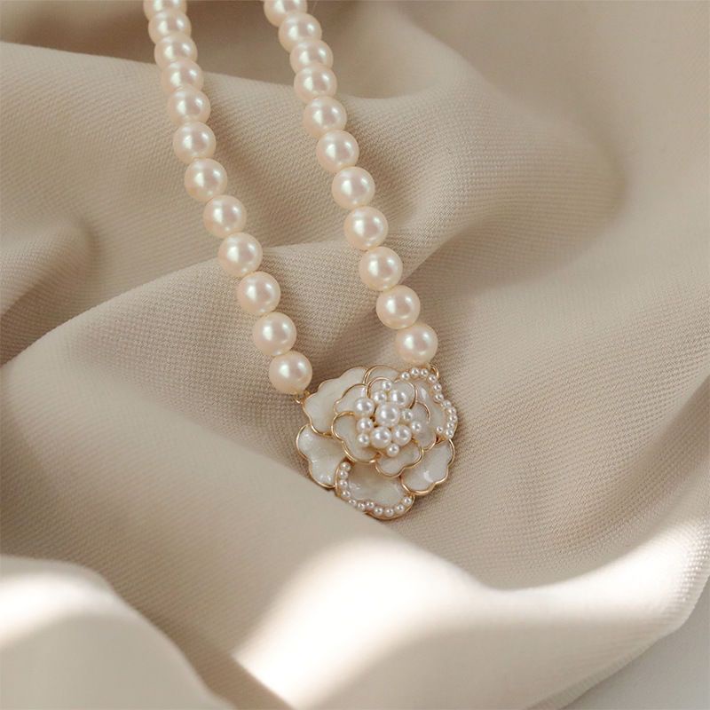 Gaya Peri Prancis Camellia Retro Kalung Mutiara Perempuan Desain Niche Rantai Klavikula Elegan Gaya Baru