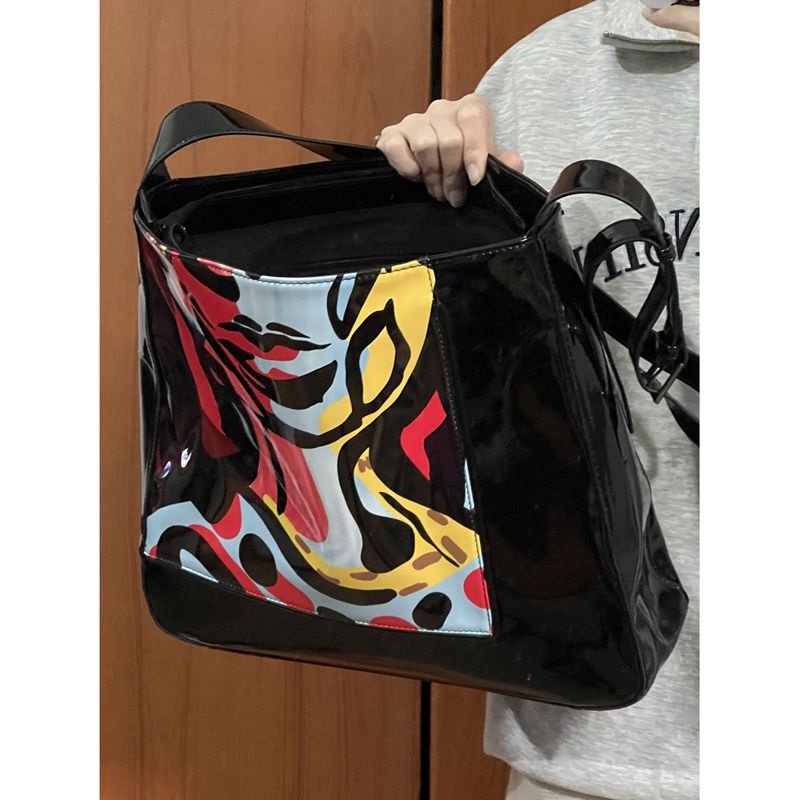 Sera Art Series 2023 Baru Grafiti Tote Tas Wanita Kapasitas Besar Tas Bahu Commuter Tas Niche Messenger Bag