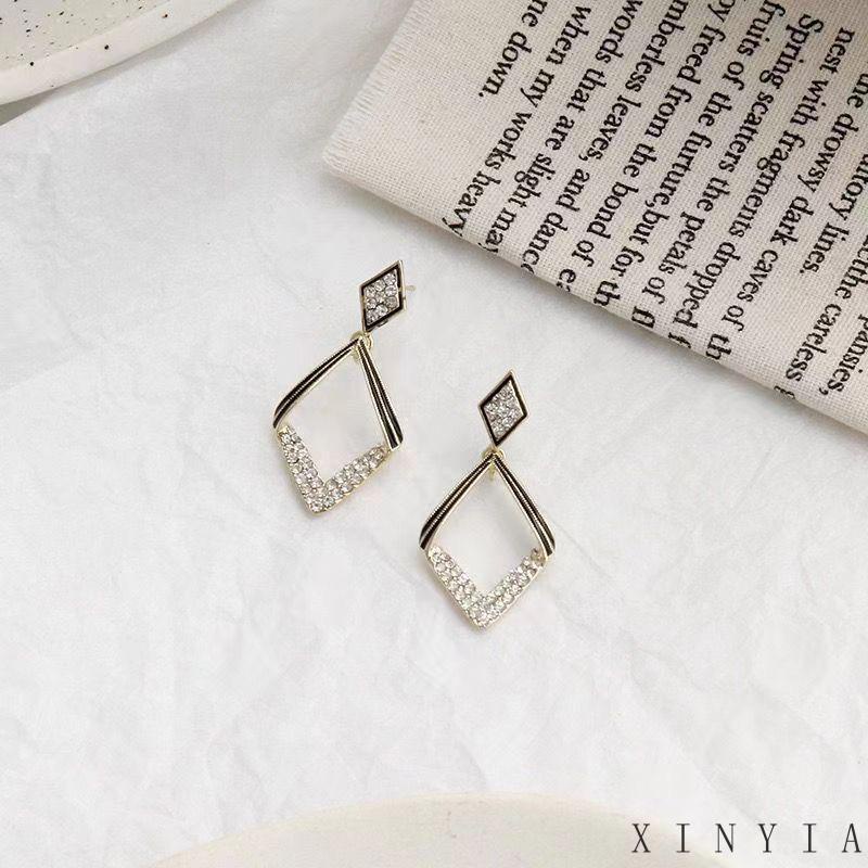 【Bayar di tempat】Anting Mewah Ringan Temperamen Gaya Panjang Wanita Electroplated Belah Ketupat Geometris