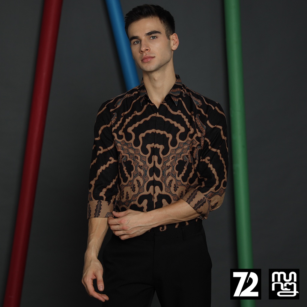 KEMEJA BATIK PRIA LENGAN PANJANG Kemeja Dobby Slimfit Motif Medousa Warna Hitam Coklat 723541 Cap 72 - Baju Kemeja Atasan Pakaian Setelan Batik Pria Cowok Laki Laki Remaja Keluarga Kantor Lengan Panjang Modern Slimfit Slim Fit Premium Kekinian