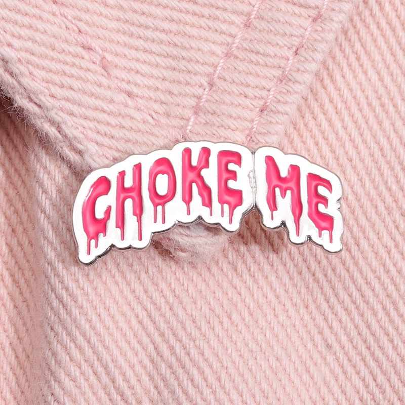 Choke Me Enamel Pin Kreatif Pink Slogans Bros Lencana Kerah Pin Ransel Badge Punk Perhiasan Hadiah Untuk Teman