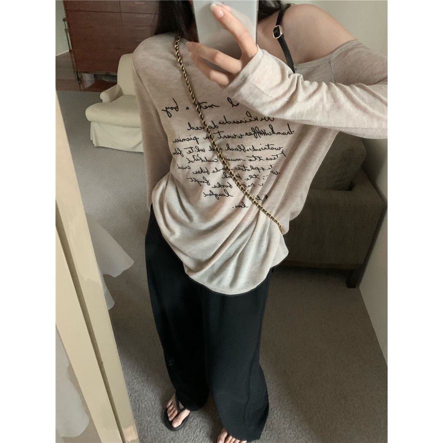 Red Khaki Off-The-Shoulder Sling Lengan Panjang T-shirt Wanita Musim Panas Bagian Tipis Huruf Longgar Tabir Surya Blus bottoming Kecil Atasan Kemeja