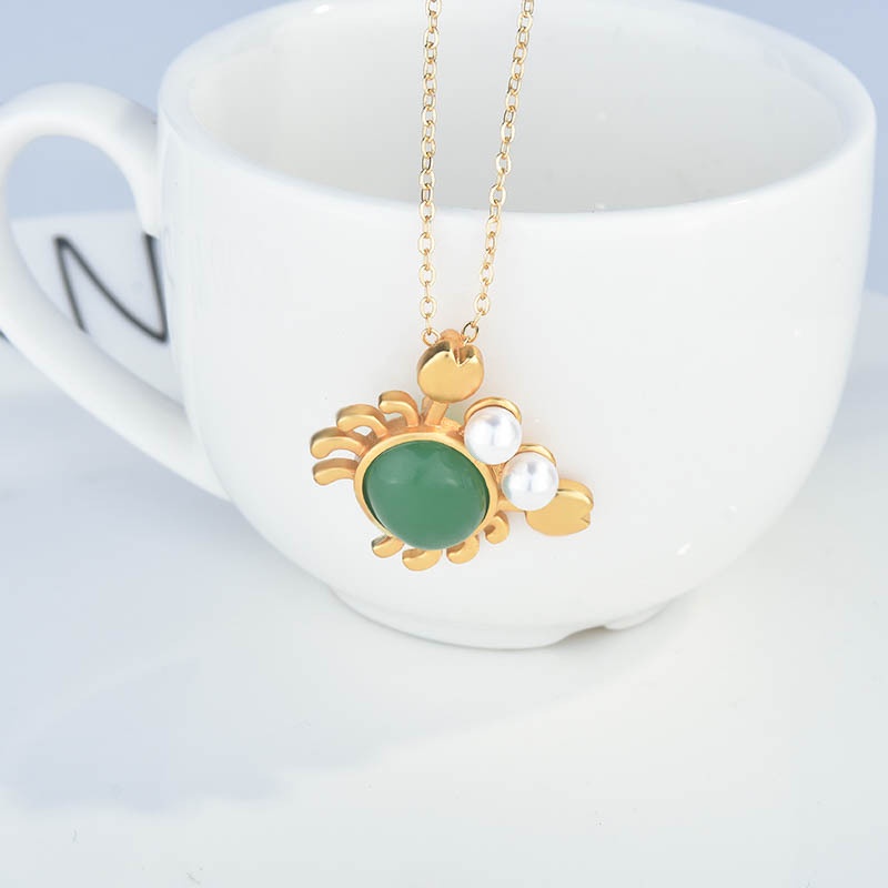 Goldkingdom Aksesoris Perhiasan Fashion Ready Stock Kerajinan Emas Tua Kepiting Kecil Kalung Giok Putih chrysoprase crab pendant pearl