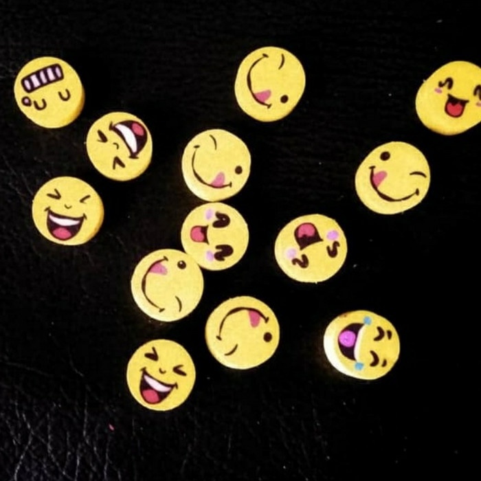 

Penghapus Mini Unik / Lucu Motif Emoji / Emoticon / Smiley