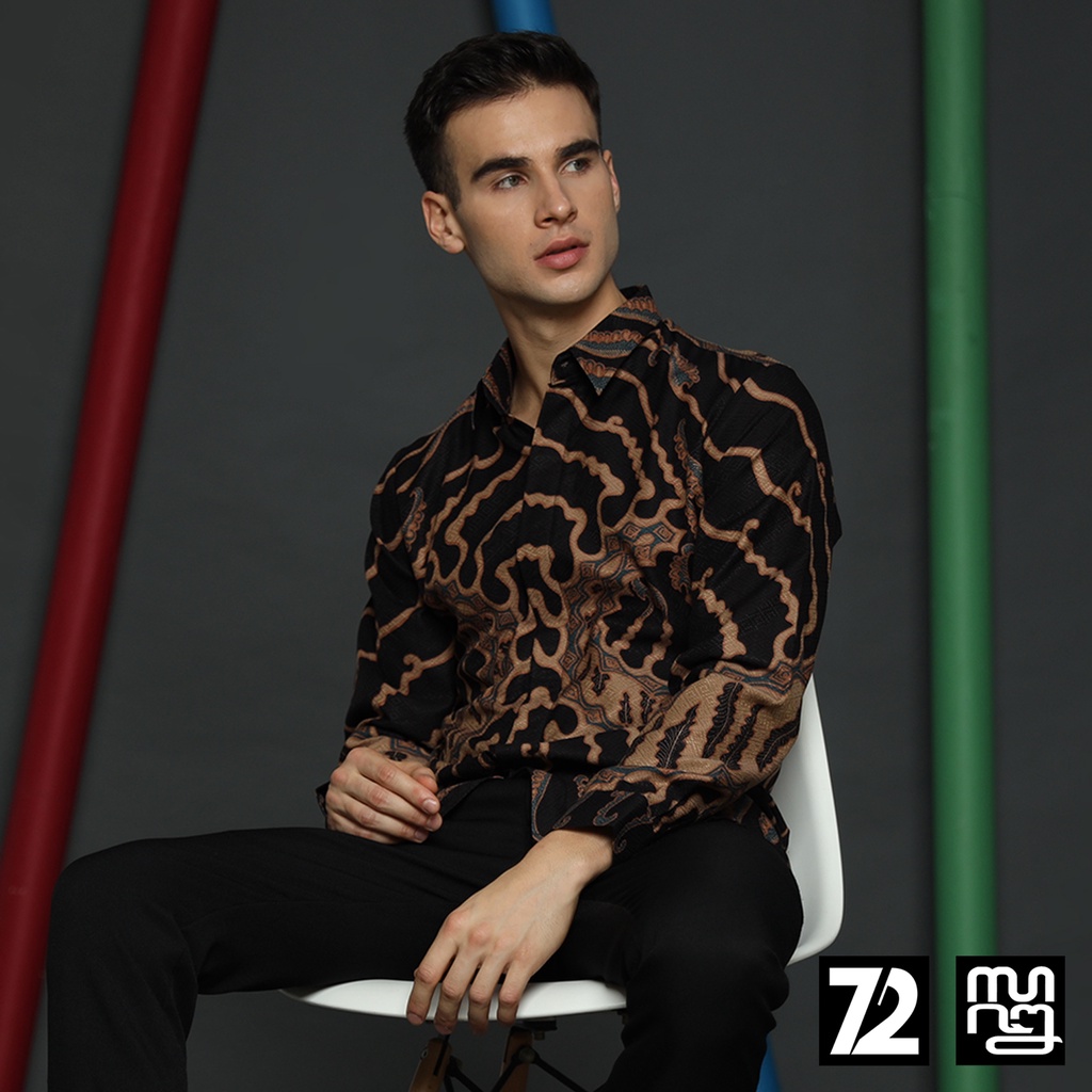 KEMEJA BATIK PRIA LENGAN PANJANG Kemeja Dobby Slimfit Motif Medousa Warna Hitam Coklat 723541 Cap 72 - Baju Kemeja Atasan Pakaian Setelan Batik Pria Cowok Laki Laki Remaja Keluarga Kantor Lengan Panjang Modern Slimfit Slim Fit Premium Kekinian