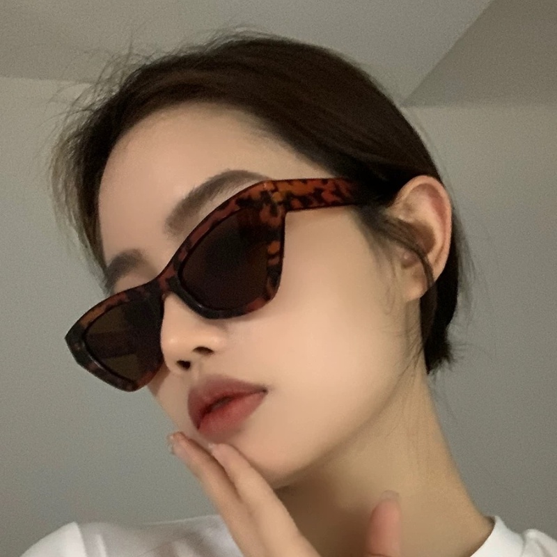 (YUZHU) Western Retro Fashion Cat Eye Metal Hinges Sunglasses INS Style Kacamata Anti Radiasi Untuk Wanita