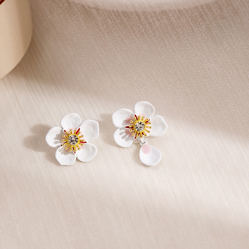 Anting Fashion Elegan Temperamen Bunga Sakura Putih Asimetris Gaya Baru Jepang Korea