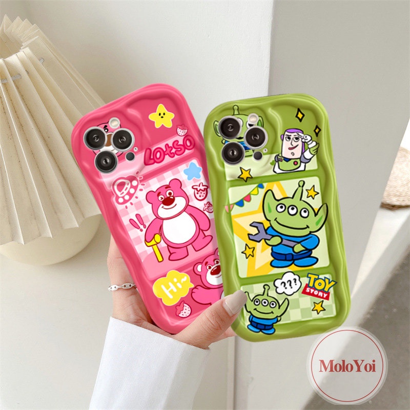 IPHONE  Kartun Toy Story Alien Cute Strawberry Bear Manyo Case Kompatibel Untuk Iphone11 12 13 14 Pro Max 7 6s 8 6 Plus XR X XS Max SE 2020 3D Wavy Curved Edge Couple Soft Cover