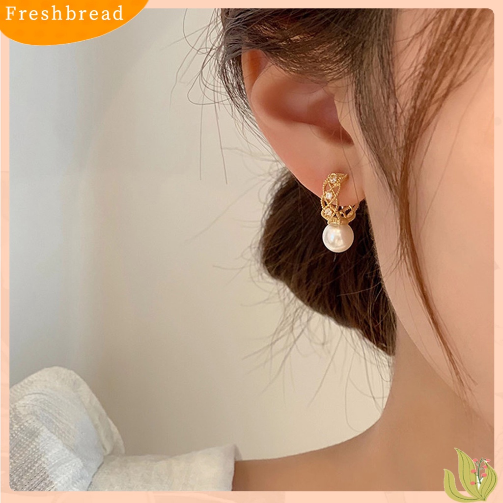 {In Stock} 1pasang Anting Hoop Bersinar Mutiara Imitasi Temperamen Geometris Elegan Hias Hadiah Wanita Berongga Keluar Lingkaran Anting Perhiasan Fashion Untuk Perjamuan