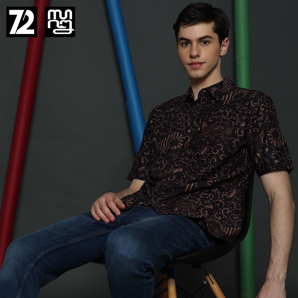 KEMEJA BATIK PRIA Lengan Pendek Motif Balian Warna Hitam Tanah 723420 Cap 72 - Baju Kemeja Atasan Pakaian Setelan Batik Pria Cowok Laki Laki Remaja Keluarga Kantor Lengan Pendek Modern Slimfit Slim Fit Premium Kekinian