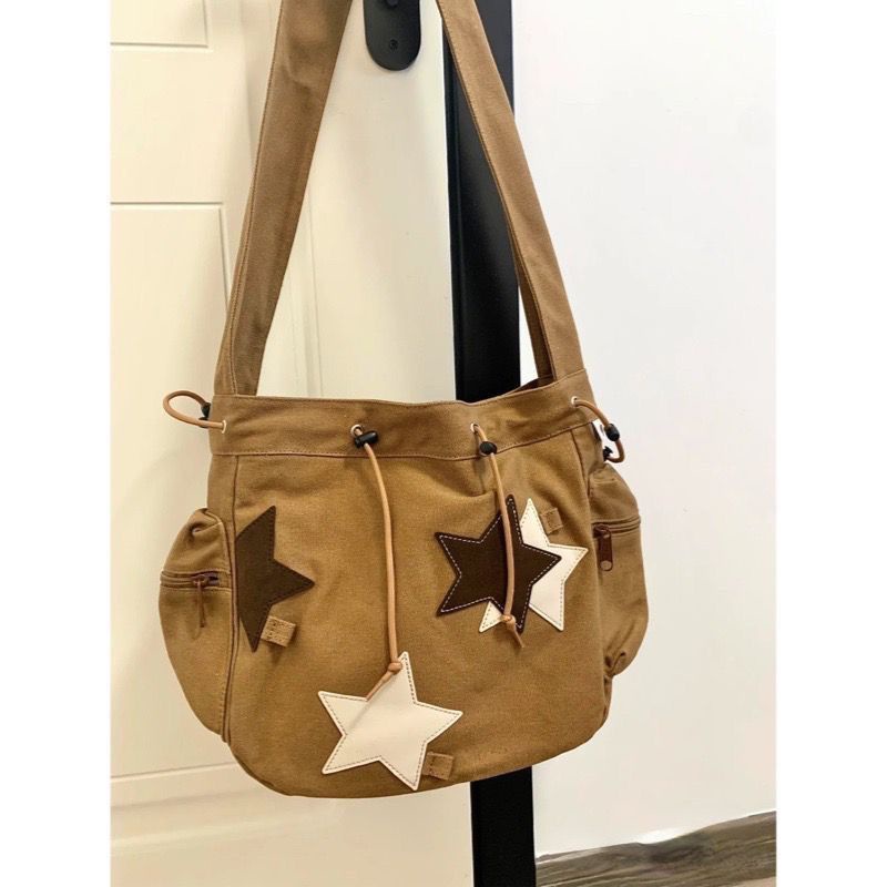 ✺Sera  Toko American Retro Bintang Wanita Mahasiswa Niche Fashion Kapasitas Besar Commuter Bahu Messenger Tas 2023 Baru