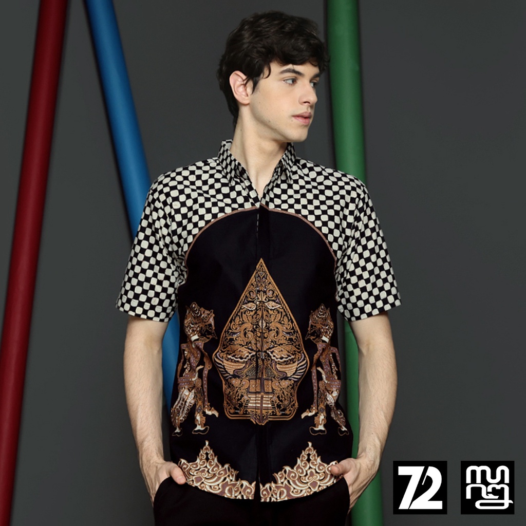 KEMEJA BATIK PRIA Kemeja Lengan Pendek Slimfit Premium Motif Wayang Hitam Putih 723717 Cap 72 - Baju Kemeja Atasan Pakaian Setelan Batik Pria Cowok Laki Laki Remaja Keluarga Kantor Lengan Pendek Modern Slimfit Slim Fit Premium Kekinian