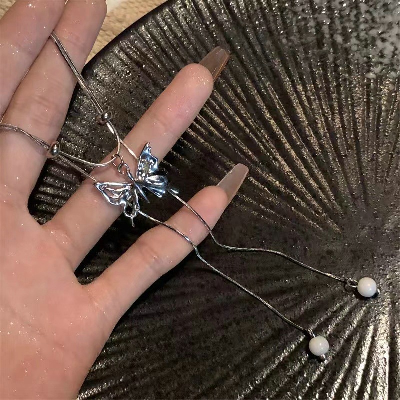 Niche Desain Logam Kalung Temperamen Serbaguna Kupu-Kupu Tetes Air Perak Pribadi Rumbai Manis Kalung Pribadi Wanita