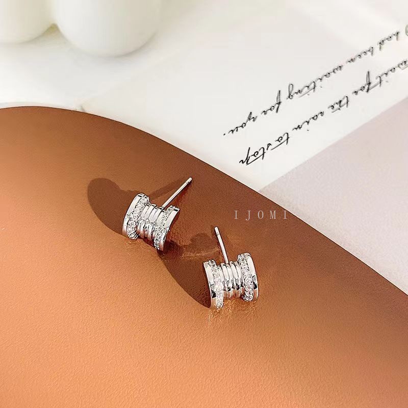 Versi Korea Minimalis Mini Zirkon Anting Setengah Lingkaran Geometris