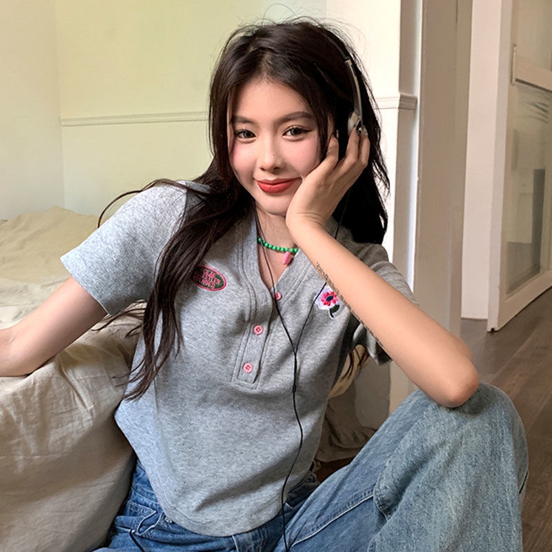 Red V-neck Bordir Lengan Pendek T-shirt Wanita Musim Panas 2023 Desain Baru Manis dan Pedas Bagian Pendek Slim Fit Chic Top