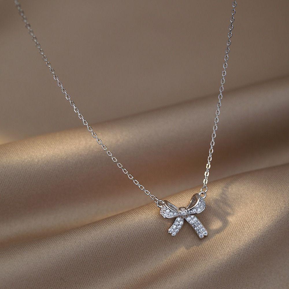 Mxbeauty Wanita Kalung Elegan Pesona Halus Klavikula Rantai Busur Tergantung Niche Desain Sweater Rantai Berlian Imitasi Gadis Choker