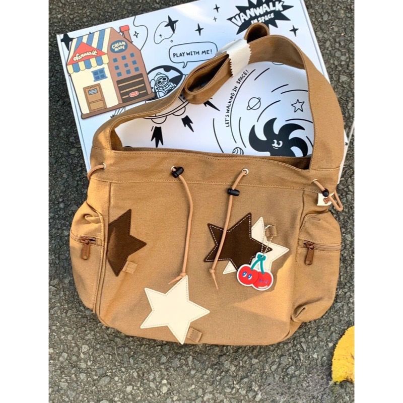 ✺Sera  Toko American Retro Bintang Wanita Mahasiswa Niche Fashion Kapasitas Besar Commuter Bahu Messenger Tas 2023 Baru