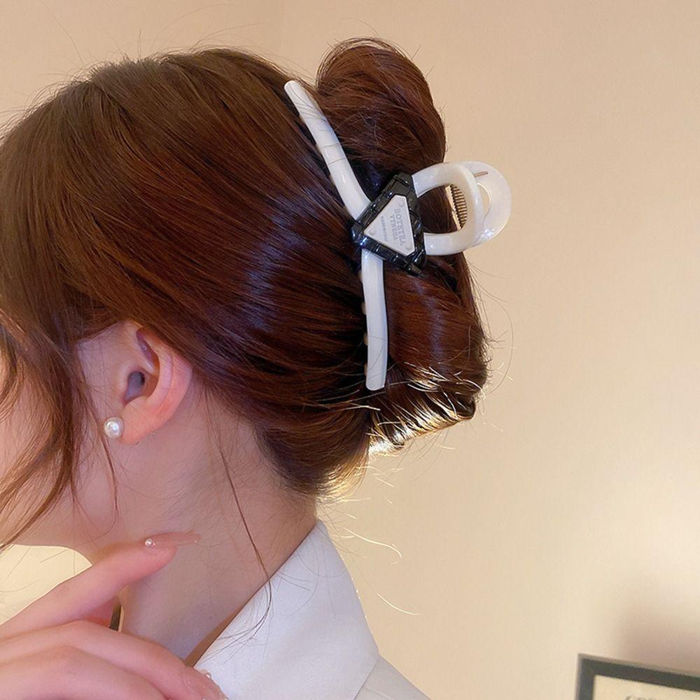Agustina Tanda Segitiga Hair Claw Elegan Fashion Huruf Untuk Perempuan Hiu Besar Klip Hiasan Kepala Untuk Wanita Gaya Korea Hair Clip