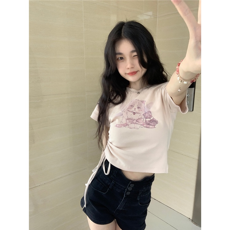 Red kaos Bahu depan yang cantik, manis, manis, gadis kucing, T-shirt lengan pendek, desain musim panas wanita, ceruk ramping, atasan pendek serut