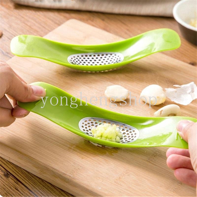 Kreatif Manual Garlic Press Arc Shaped Ginger Penghancur Bawang Putih Masher Graters Alat Masak Dapur Warna Acak