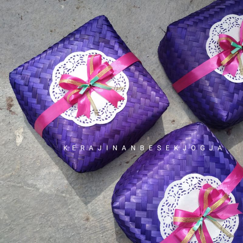 

SEPASANG BESEK PITA 25 x 25 x 8 cm besek pita besek warna warni besek pita cantik besek
