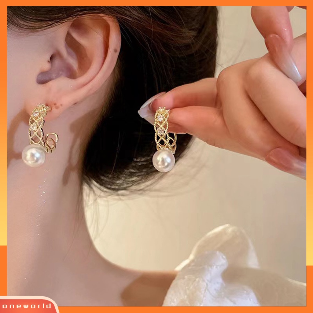 [WOD] 1pasang Anting Hoop Bersinar Mutiara Imitasi Temperamen Elegan Geometris Hias Hadiah Wanita Berongga Keluar Anting Lingkaran Perhiasan Fashion Untuk Perjamuan