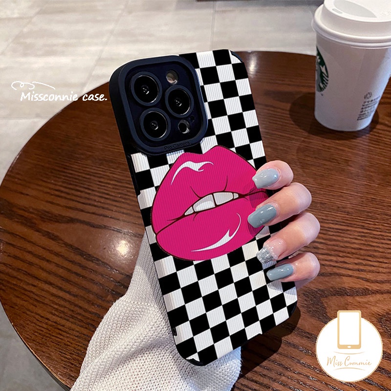 IPHONE Ins Imut Merah Kisses Bibir Kotak-Kotak Ponsel Case Kompatibel Untuk Iphone14 11 13 12 Pro MAX 7Plus XR X7 8 Plus XS MAX Mewah Tekstur Kulit Shockproof Soft Cover