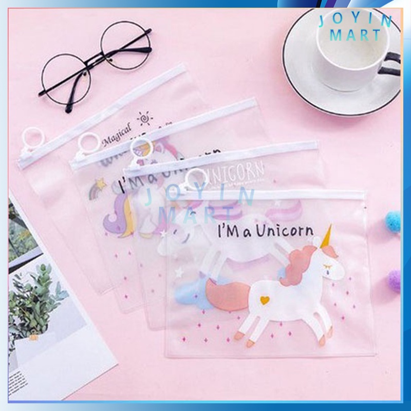 

Pouch Unicorn Zipper Kantong Transparan / Tas Pounch Transparan Pencil Motif Unicorn Impor / Tempat Pensil Transparan Zipper / Tempat Pensil Bermotif Unicorn Transparan