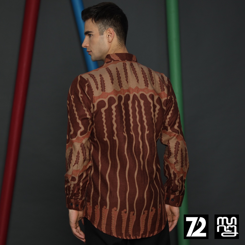 KEMEJA BATIK PRIA LENGAN PANJANG Kemeja Dobby Slimfit Motif Medousa Warna Coklat 723543 Cap 72 - Baju Kemeja Atasan Pakaian Setelan Batik Pria Cowok Laki Laki Remaja Keluarga Kantor Lengan Panjang Modern Slimfit Slim Fit Premium Kekinian