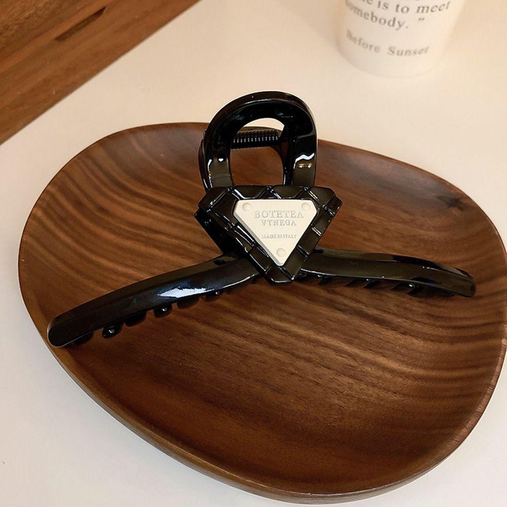 Agustina Tanda Segitiga Hair Claw Elegan Fashion Huruf Untuk Perempuan Hiu Besar Klip Hiasan Kepala Untuk Wanita Gaya Korea Hair Clip