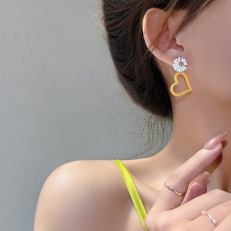 Anting Jarum Perak Asimetris Dengan Desain Niche, Anting Daisy Perempuan, Anting Segar Hati Kuning Musim Panas Yang Trendi Dan Manis