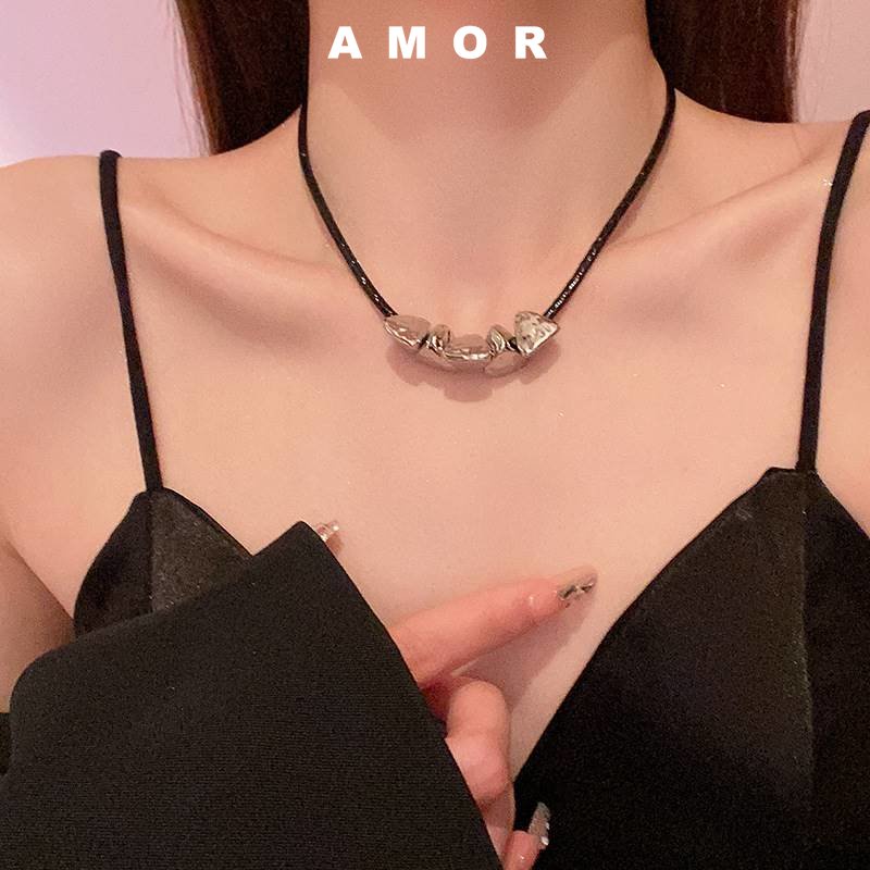 Kalung choker Kulit Segitiga Y2K