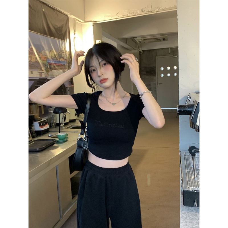 Red Design sense chic lengan pendek T-shirt wanita musim panas kerah persegi bottoming kemeja babes self-budidaya bagian pendek pusar chic chic pasang atas