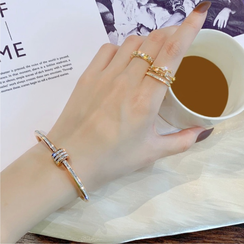 Gelang Titanium Wanita Anti Karat Permata Berlian Mewah Elegan Emas 18K Fashion Korea Dewasa Bangle Aksesoris Perhiasan