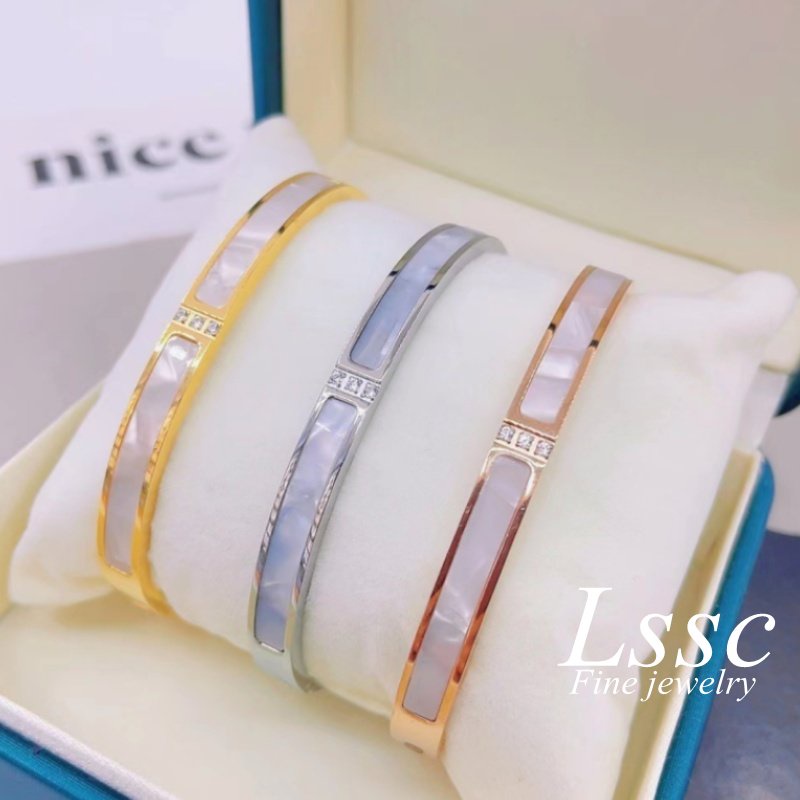 Gelang Titanium Wanita Anti Karat Berlian Mewah Shell Elegan Fashion Korea Emas 18K Bangle Aksesoris Perhiasan