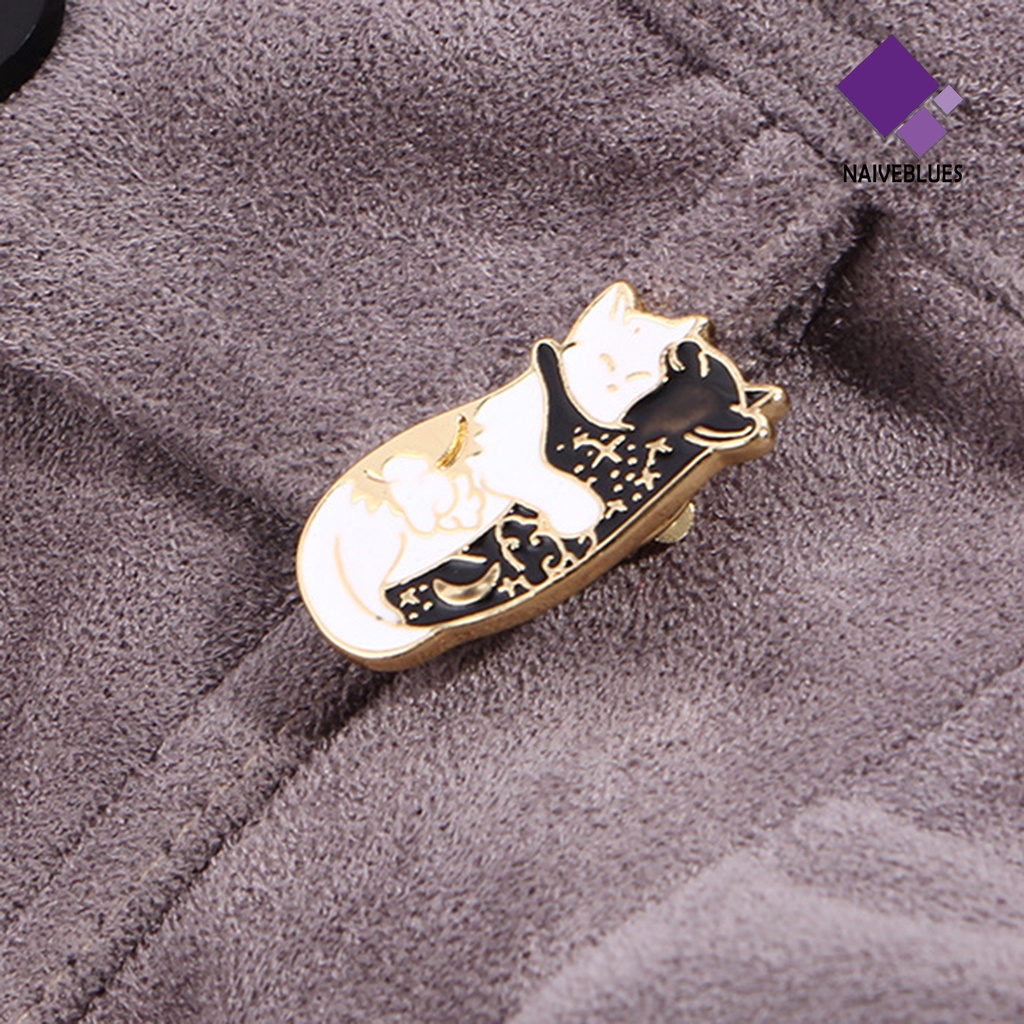 &lt; Naiveblues &gt; Bros Hitam Putih Hugging Cats Enamel Alloy Jaket Kerah Lencana Pin Untuk Pakaian