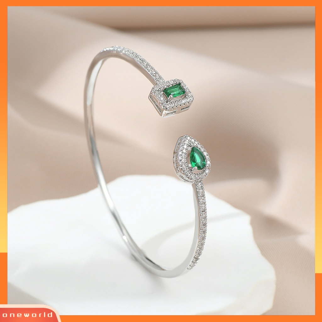 [EONE] Wanita Bangle Pembukaan Adjustable Faux Emerald Elegan Hypoallergenic Berlian Imitasi Tertanam Perempuan Bangle Fashion Perhiasan