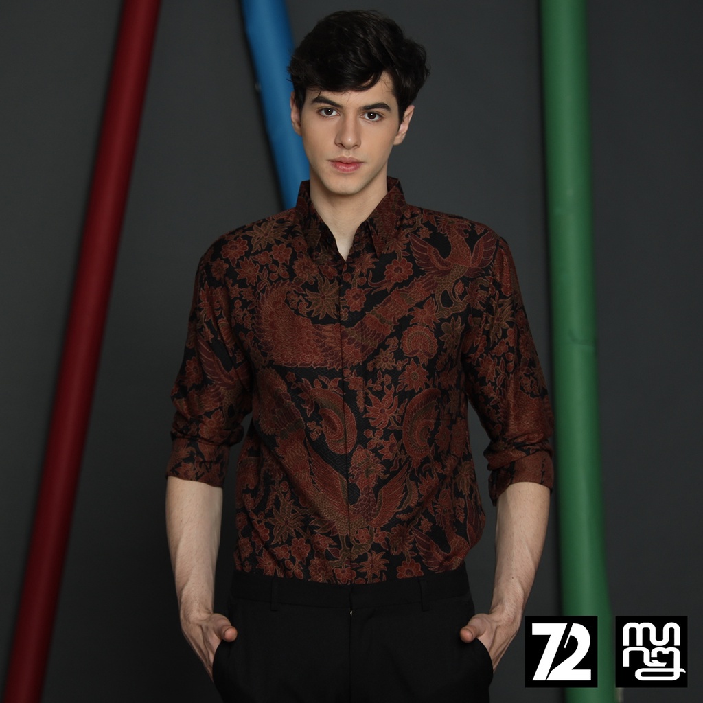 BATIK PRIA LENGAN PANJANG Kemeja Hem Slimfit Premium Motif Merak Warna Hitam Coklat 723585 Cap 72