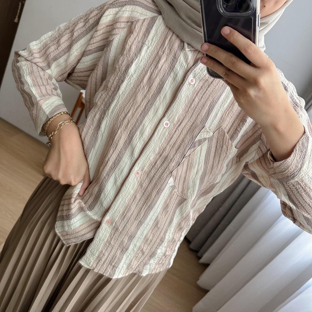 Oclo Krisazni Shirt 2184-01 atasan wanita crinkle salur basic daily wear