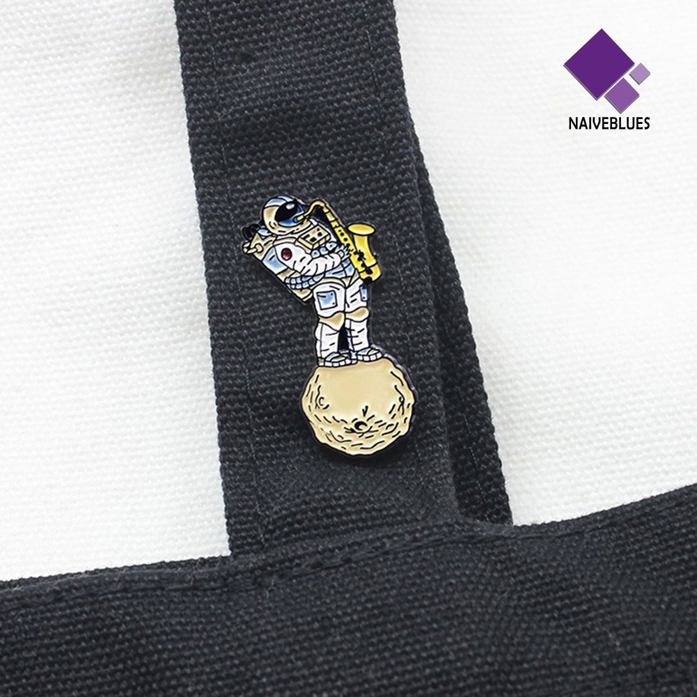 &lt; Naiveblues &gt; Unisex Astronot Bermain Saxophone Enamel Bros Pin Pakaian Tas Topi