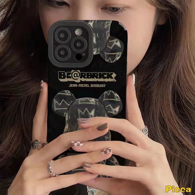 IPHONE Case Mahkota Bearbrick Merek Trendi Kompatibel Untuk Iphone13 14 11 12 Pro Max 7Plus X XR 78 Plus XS Max Tekstur Mewah Kulit Kartun Lucu Beruang Kekerasan Soft Cover