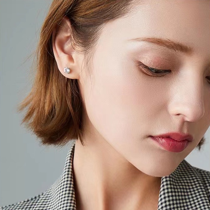 Anting Sekrup Unisex Minimalis Empat Cakar Dengan Desain Simple Dan Halus Warna Silver