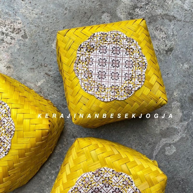 

bambu anyaman SEPASANG BESEK WARNA BATIK ANEKA UKURAN kotak kado kotak nasi hari kasih sayang tempat coklat besek jogja besek murah grosir besek