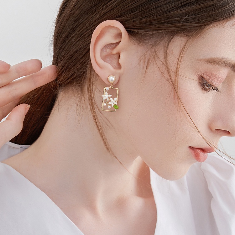 Anting Gardenia Mewah Ringan Menjuntai Ear Studs Perhiasan Fashion Untuk Wanita Perempuan