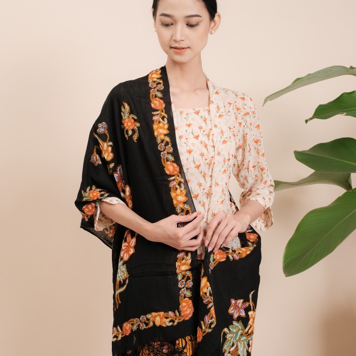 

Kebaya Kutubaru Lily Lengan 7/8 Meradelima Sifon Cream Oren - XXL