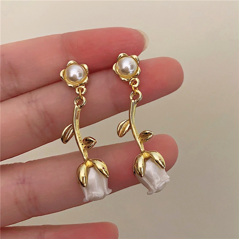 French Retro White Acrylic Rose Niche Desain Anting Mutiara Berkelas