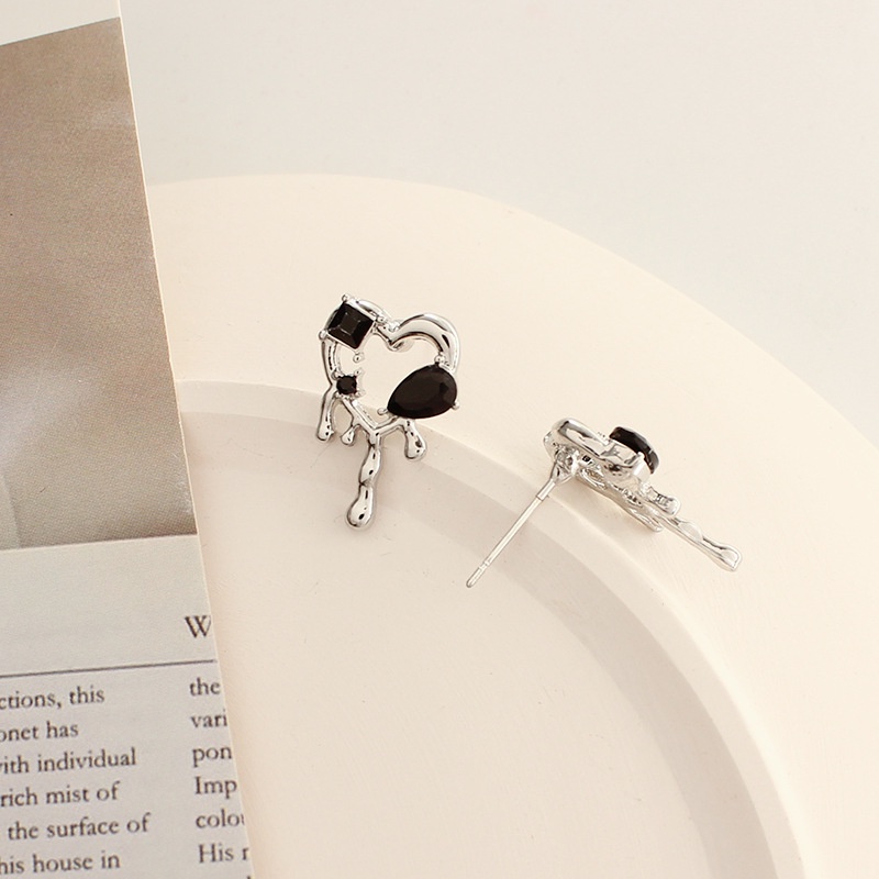 Anting Hitam Gadis Pedas Gaya Dingin Anting niche Anting Unik Anting Rasa high-end Dan Temperamen Gaya Baru