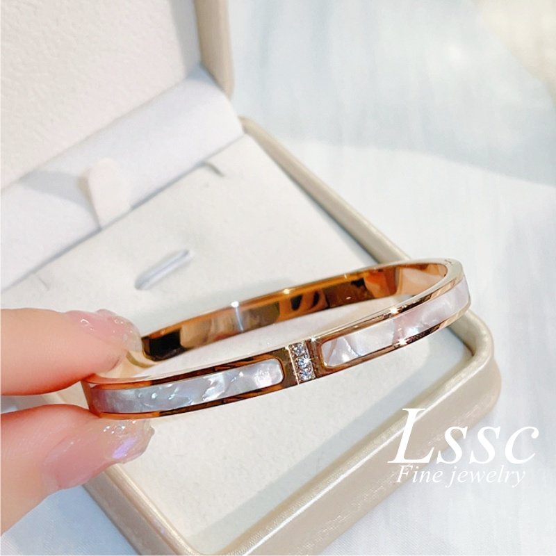 Gelang Titanium Wanita Anti Karat Berlian Mewah Shell Elegan Fashion Korea Emas 18K Bangle Aksesoris Perhiasan